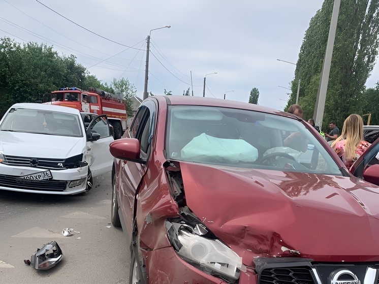 В Левобережном районе Воронежа произошло ДТП с участием двух автомобилей