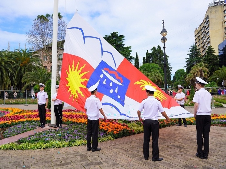 Празднование Дня города в Сочи началось с церемонии поднятия флага курорта