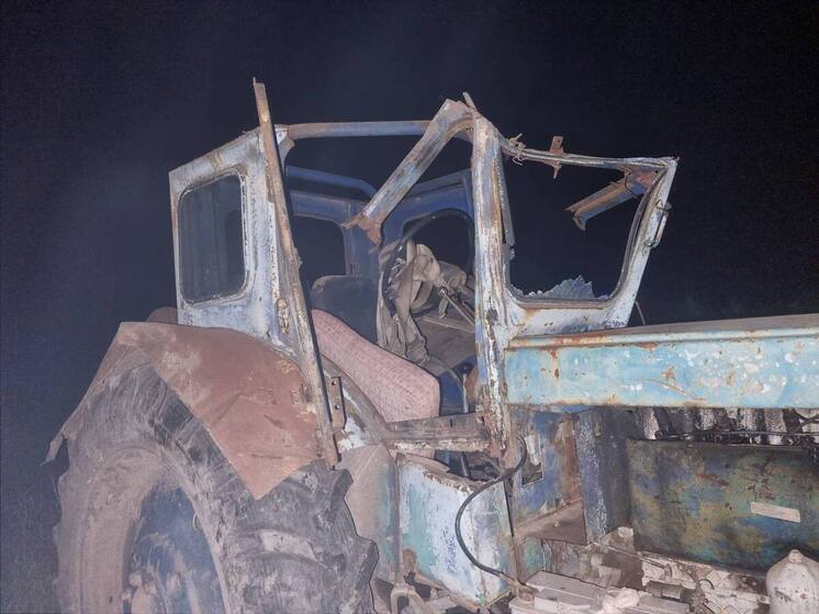 В Астраханской области в результате опрокидывания трактора погибли два человека