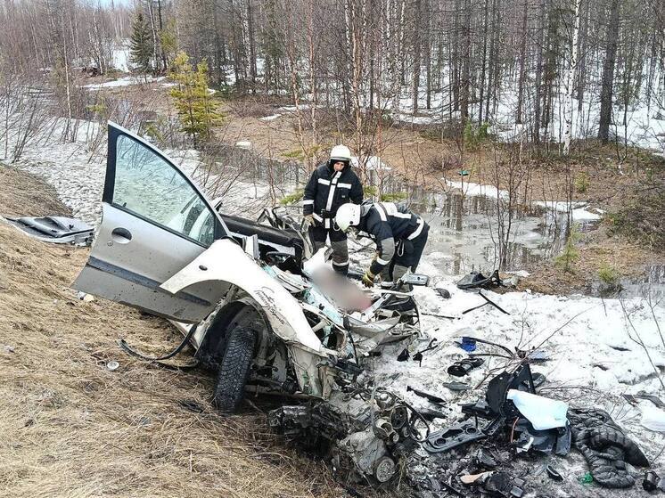 Водитель легковушки погиб в страшном ДТП с грузовиком на трассе в ЯНАО