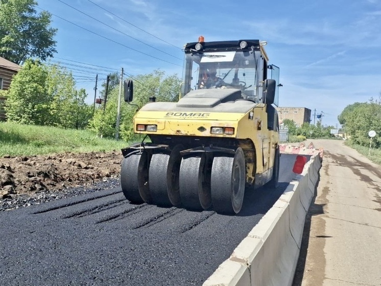 На Лапсарском проезде началась укладка первого асфальта