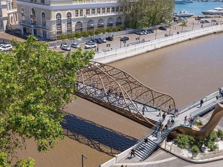 Мост «Волшебный лист» и участок набережной открыли в Сочи в День города