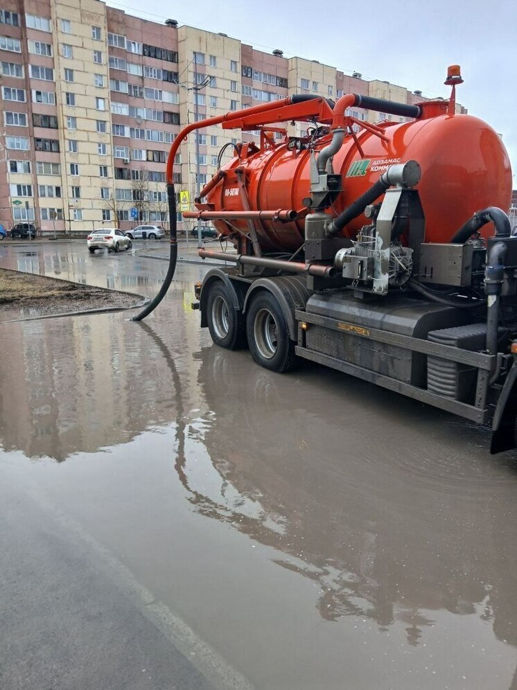 Дорожники откачивают воду с затопленных дождем дорог в Новом Уренгое