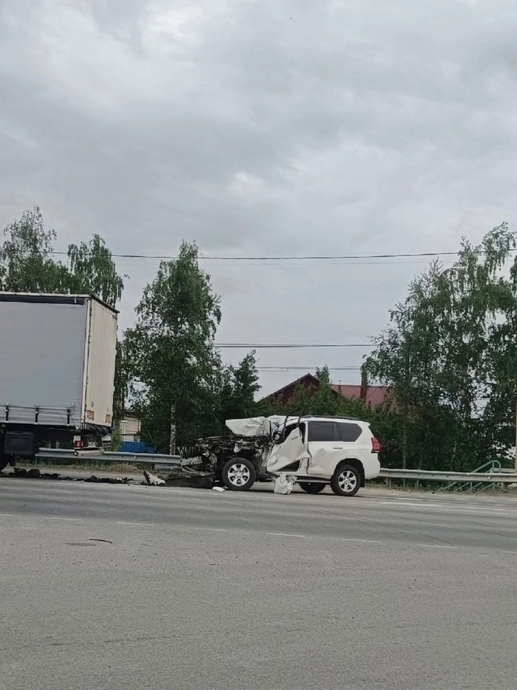 Под Липецком «Ленд Крузер» влетел под грузовой автомобиль