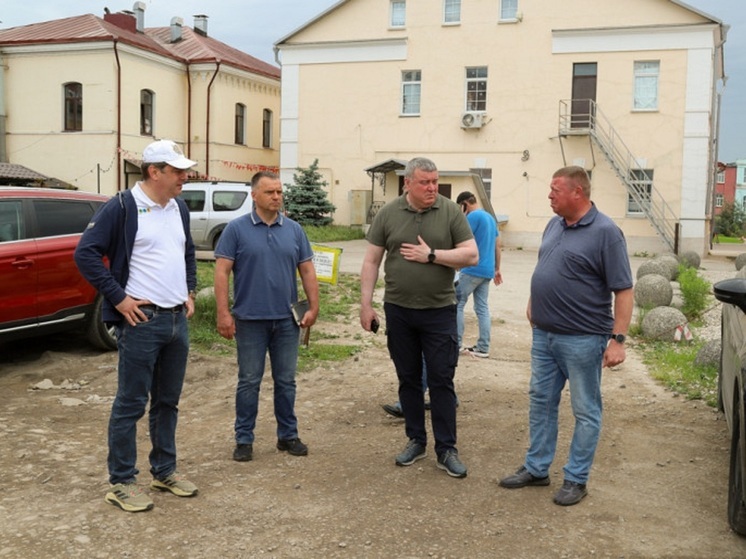 Беспалов проинспектировал благоустройство Металлистов и набережной Тулы