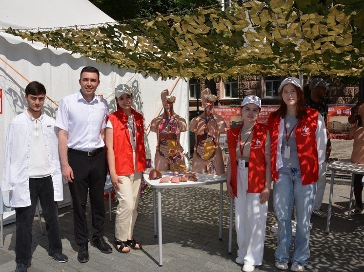 На ярмарке «Китап-Байрам» волонтёры-медики помогли молодой маме