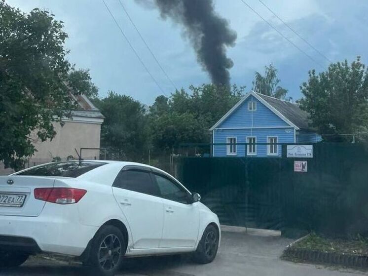 В Курске спасатели тушат пожар на улице Верхней Луговой