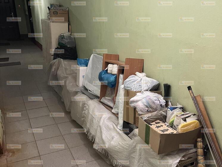Петербуржцы превратили лестничную площадку в склад