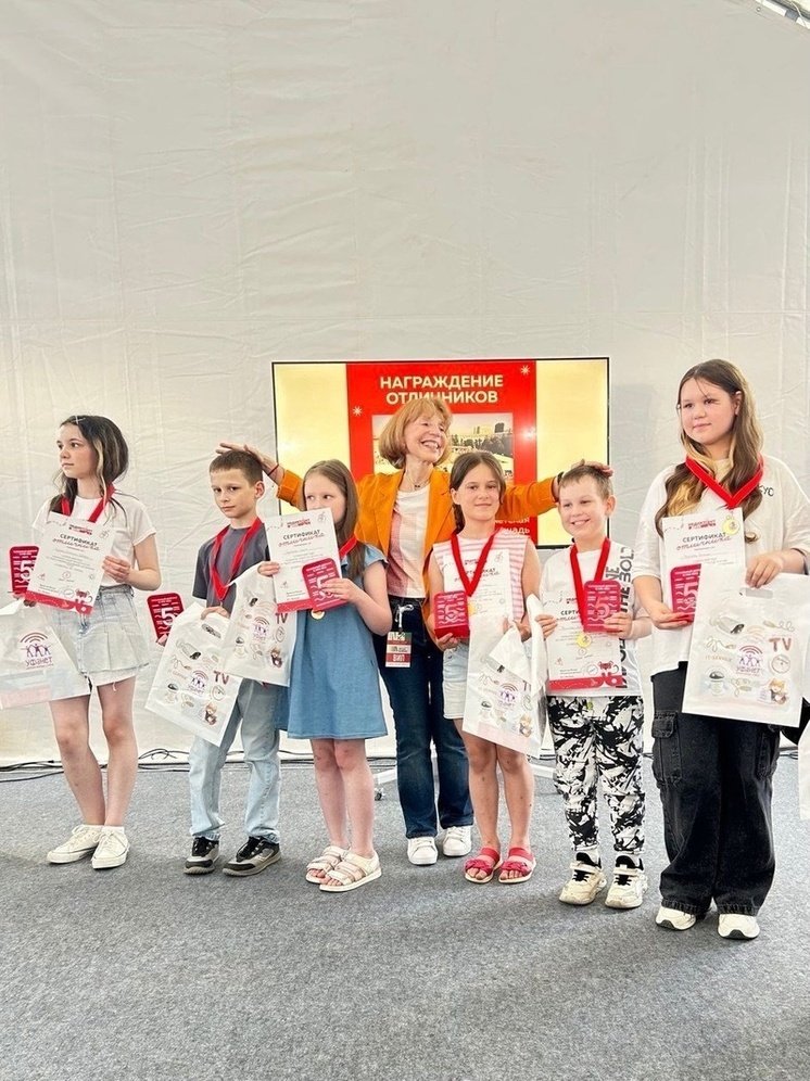Автор текста вручила медали отличникам Тотального диктанта в Уфе