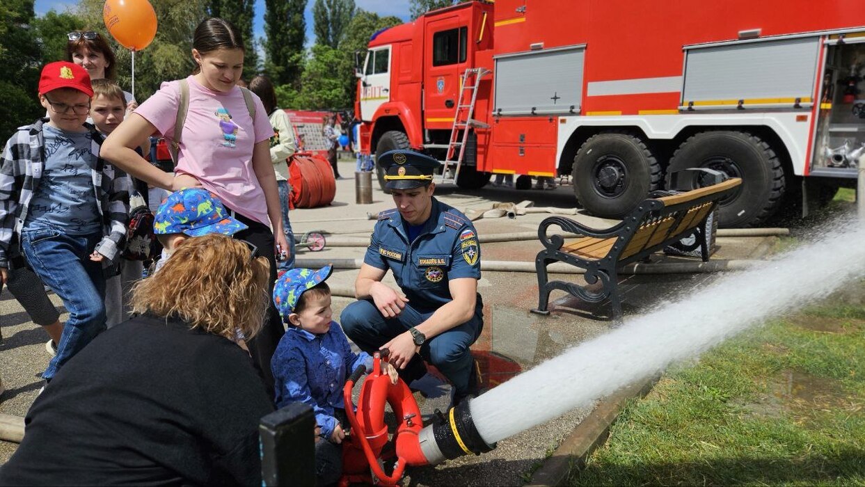 В Симферополе представили выставку пожарной техники МЧС: фоторепортаж