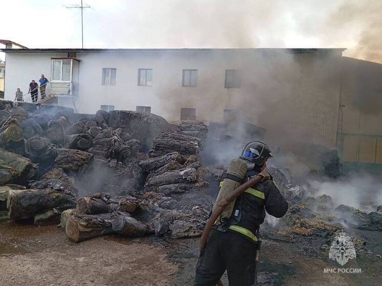 В Стерлитамаке тушат горящую минеральную вату