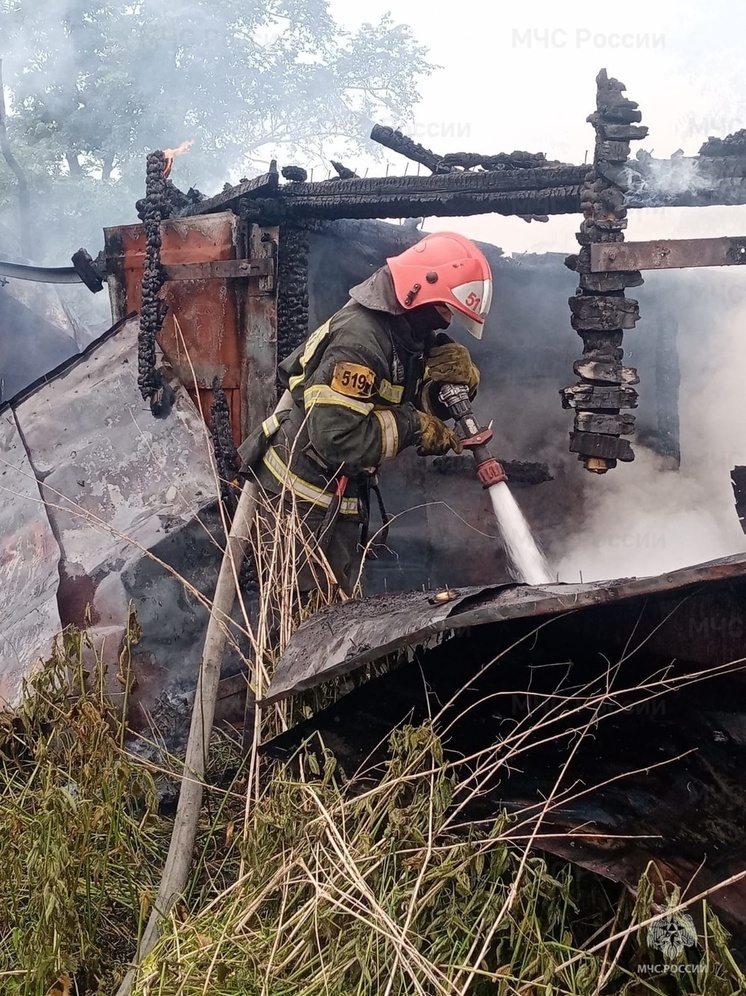 В Жуковском районе вспыхнула постройка