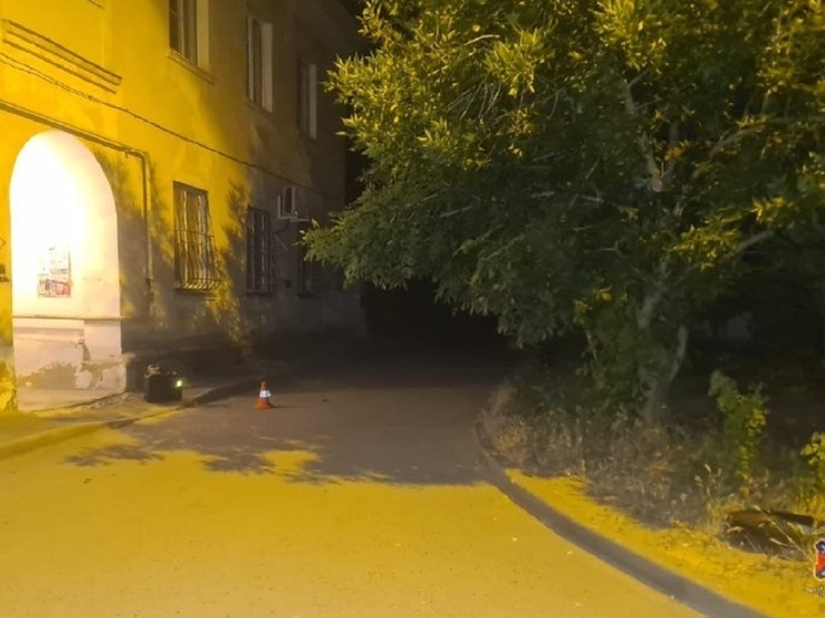  В Волгограде поздно вечером «Лада» во дворе дома насмерть сбила человека