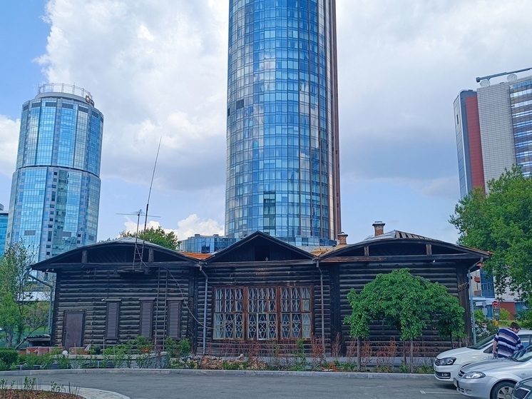 В Екатеринбурге перекладывают кровлю на памятнике рядом башней «Исеть»