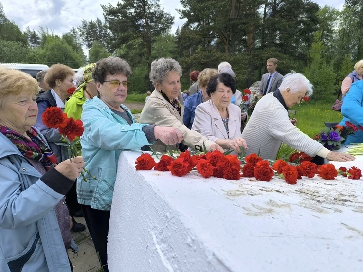В Кировском районе состоялась ежегодная встреча ветеранов Великой Отечественной войны Ленинградской области и Санкт-Петербурга, приуроченная к началу работы легендарной Дороги жизни.Об этом сообщили в пресс-службе администрации Кировского района.