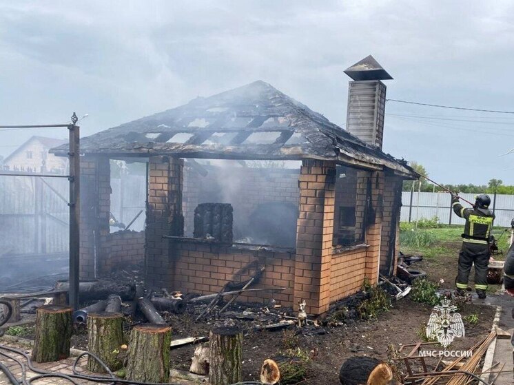 Беседка загорелась в поселке Разумное Белгородского района