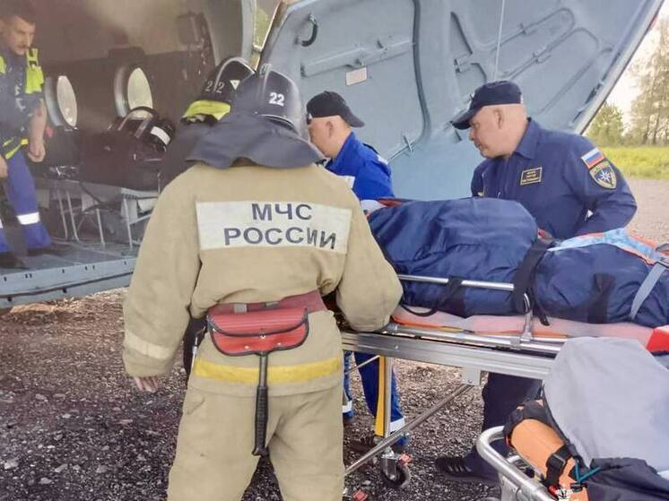 В Тверскую областную клиническую больницу двух человек доставили на вертолете