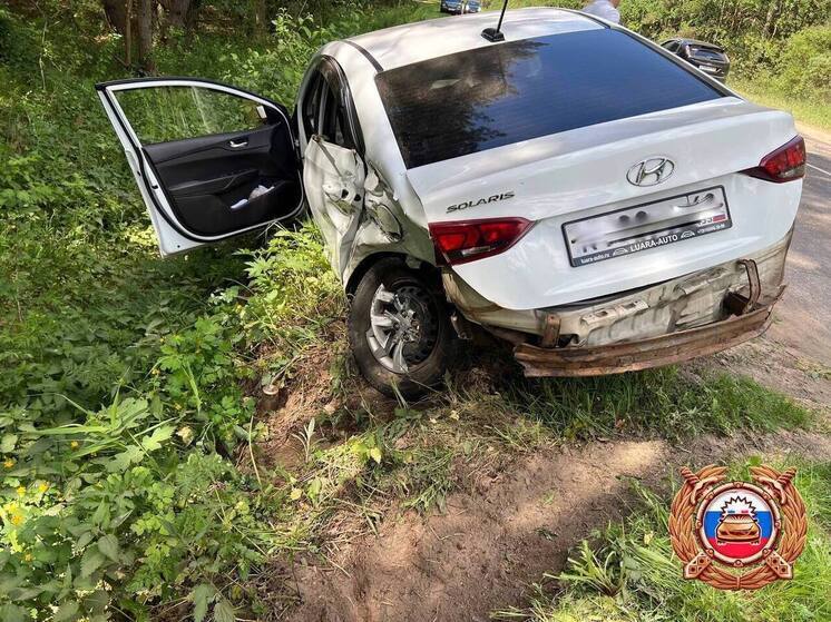 Колесо у иномарки вырвало после ДТП под Тверью
