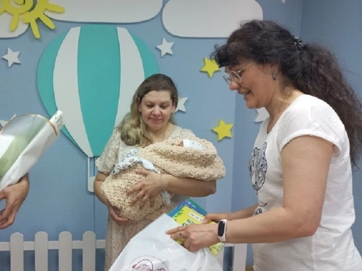 Во Владимире библиотекари подарили книжки новорожденным в перинатальном центре