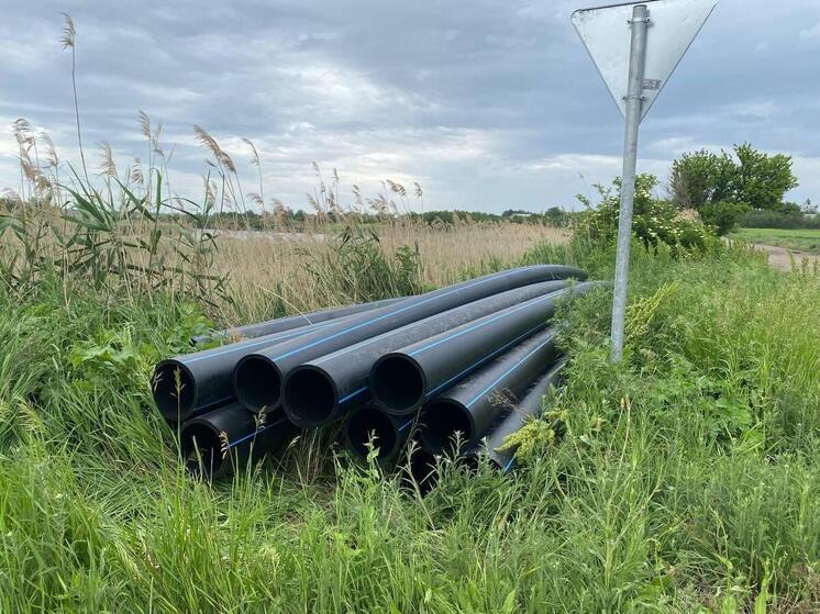 Шефы привезли в Новомлиновку трубы для строительства водопровода