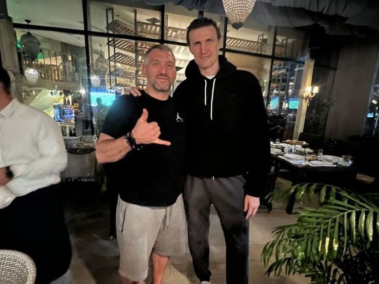 Ovechkin publicó una foto con Kirilenko viendo la final de la Champions League