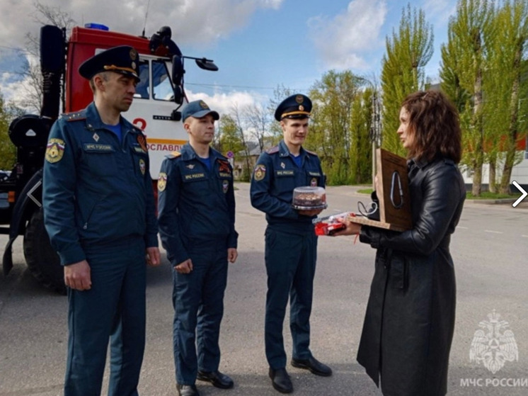Жительница Ярославля поблагодарила пожарных за спасение сыновей из пожара