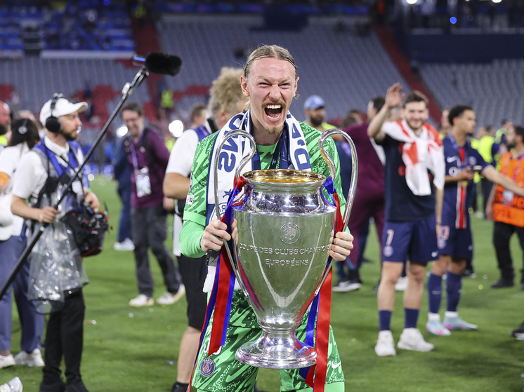 Bramkarz PSG Matwiej Safonow doznał siniaka pod okiem podczas świętowania zwycięstwa w Lidze Mistrzów