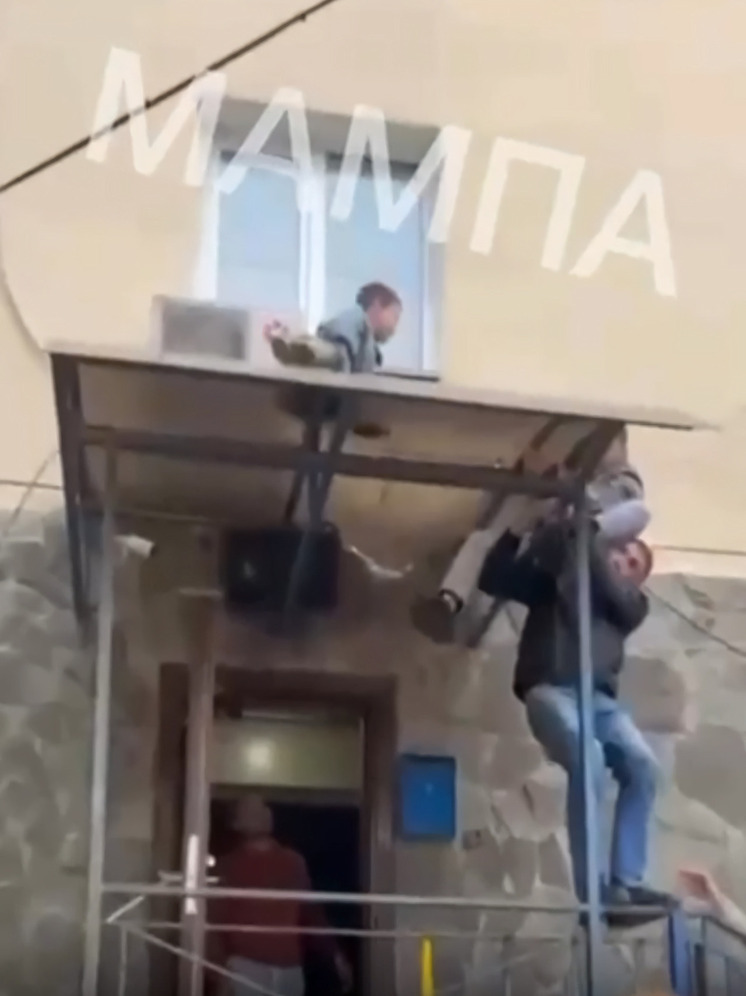 Во Владивостоке 5-летний ребенок выпал из окна