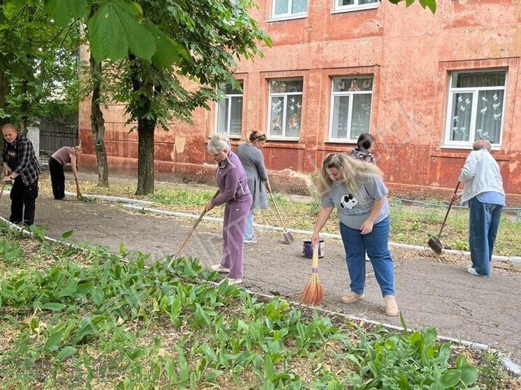 Более пяти тысяч дончан приняли участие в субботнике в Донецке