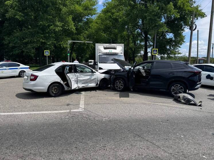 Два пассажира иномарки пострадали при столкновении трёх автомобилей в Ставрополе