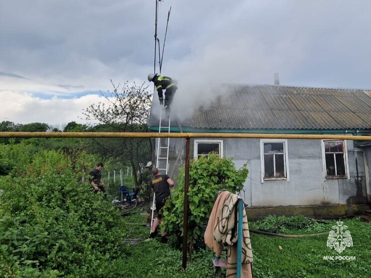 Орловские пожарные потушили загоревшийся дом в Глазуновском районе