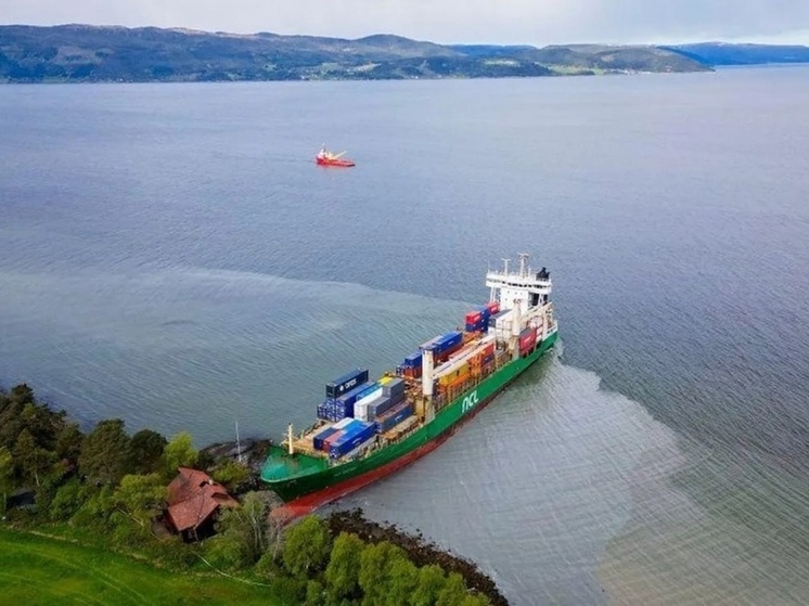 Севший на мель гигантский контейнеровоз едва не врезался в домишко на берегу