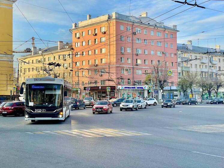 На Театральной площади в Рязани мужчина устроил дебош на козырьке дома