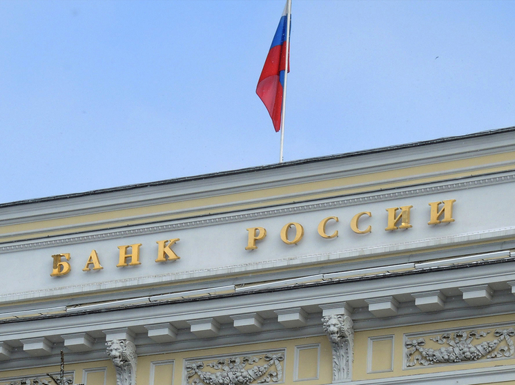 На фоне снижения инфляции и замедления темпов роста экономики Центробанк России оказался перед нелегким выбором: сохранить жесткую денежно-кредитную политику или начать разворот