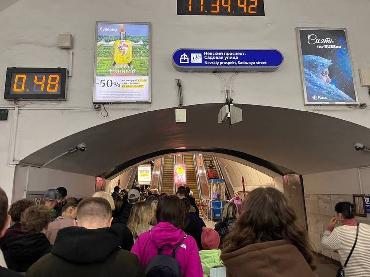 В петербургском метро напомнили о главных правилах безопасных поездок с детьми