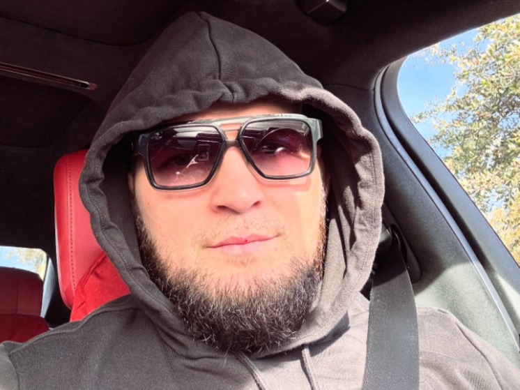 Хабиб Нурмагомедов поздравил на поле голкипера «ПСЖ» Сафонова с победой в лиге чемпионов