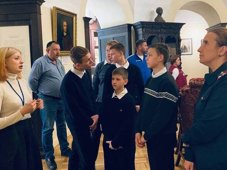 Петербургские следователи привели ребят на экскурсию в Кунсткамеру перед 1 июня