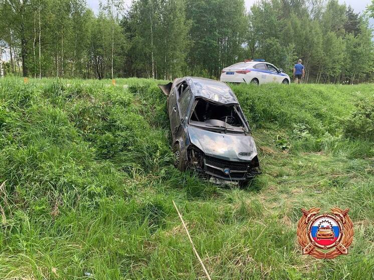 Во время движения у иномарки под Тверью лопнуло колесо