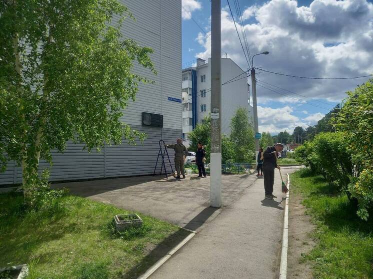 Иркутские полицейские и ветераны спецназа провели субботник на улице имени Героя России Алексея Рыбака