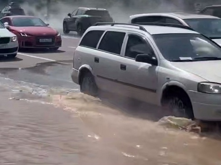 Дорогу у метро "Молодежная" в Москве залило кипятком