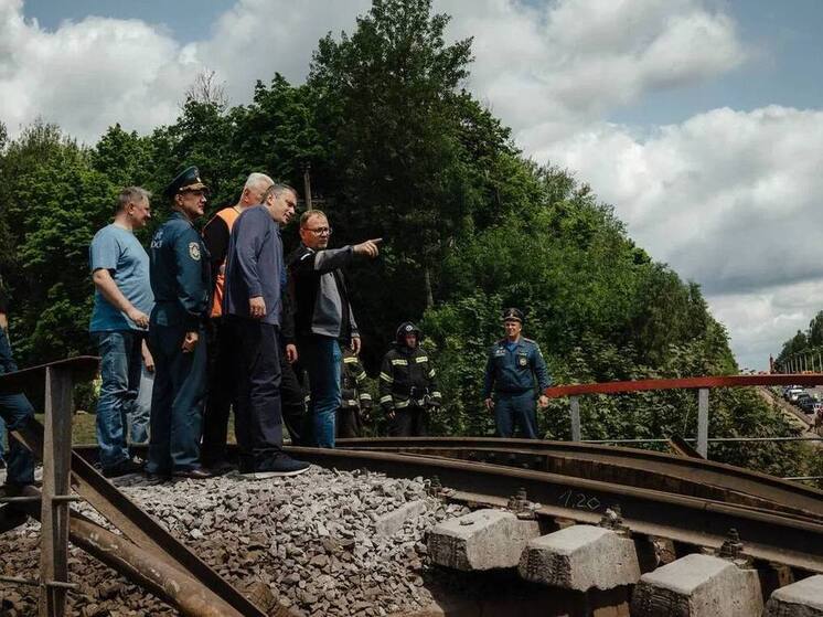 Хинштейн побывал на месте крушения поезда в Железногорском районе
