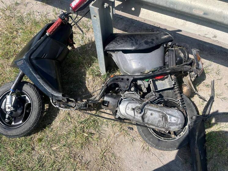 В Симферополе подросток на мопеде врезался в ограждение