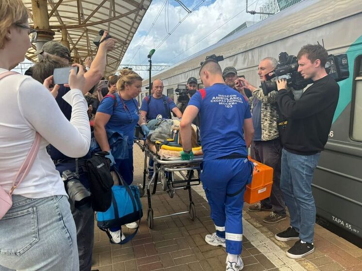 В воскресенье на Киевском вокзале встречали пострадавших с поезда, который сошел с рельс в результате подрыва моста в Брянской области
