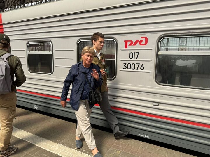 «Мы приняли помощника машиниста, спросили, что с его начальником»: потерпевшие в крушении поезда под Брянском рассказали о пережитом кошмаре