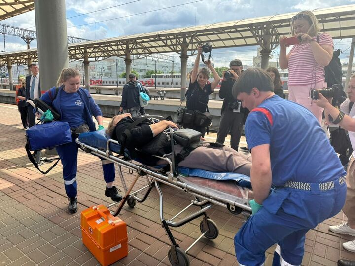 «Мы приняли помощника машиниста, спросили, что с его начальником»: потерпевшие в крушении поезда под Брянском рассказали о пережитом кошмаре