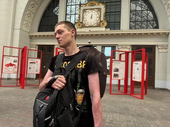 «Мы приняли помощника машиниста, спросили, что с его начальником»: потерпевшие в крушении поезда под Брянском рассказали о пережитом кошмаре