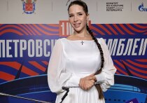 Популярная артистка MIRAVI прибыла в Петербург на «Газпром Арену» 1 июня, чтобы принять участие в молодежном фестивале «Петровские ассамблеи 3.2.2». Мероприятие посетила и журналистка "МК в Питере" Камилла Латыпова, которая смогла поучаствовать в пресс-подходе.