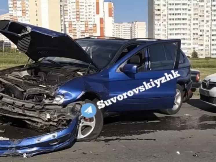 В Ростове на Суворовском произошло массовое ДТП