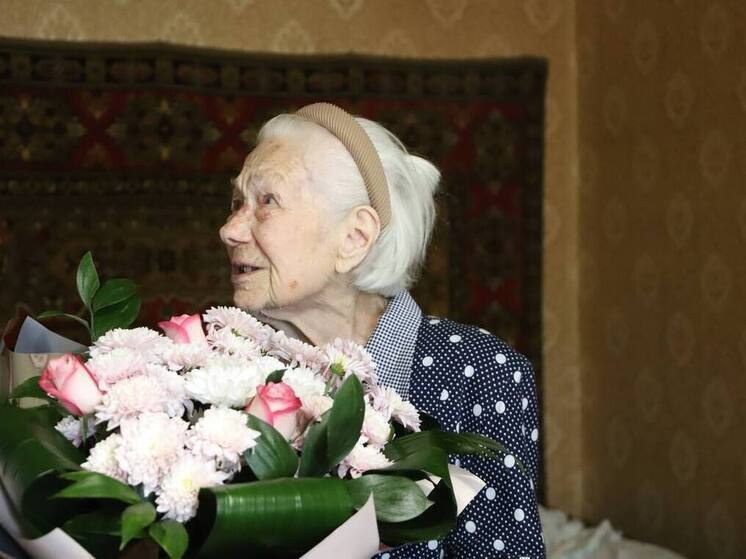 Дмитрий Миляев поздравил ветерана Марию Нартову с 102-летним юбилеем
