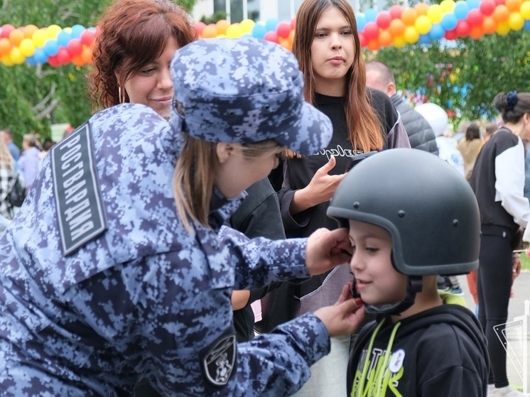 Росгвардия показала юным абаканцам технику и экипировку в День защиты детей